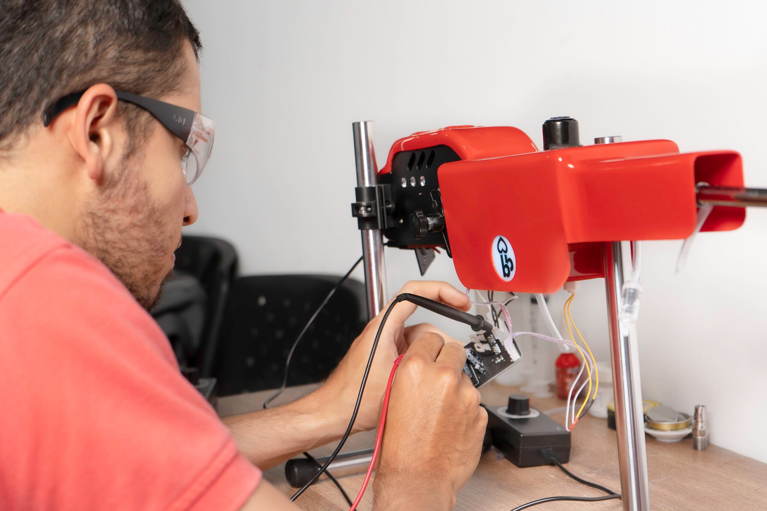 Ingeniero calibrando el circuito principal de RobboCock en el taller